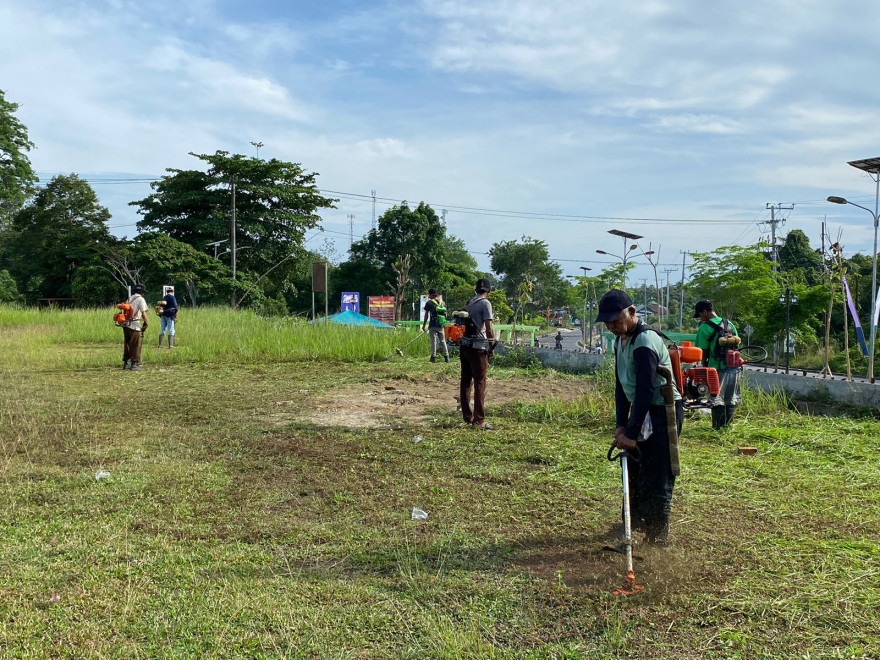 Kegiatan Gotong Royong di Lapangan Aji Maspati Indra