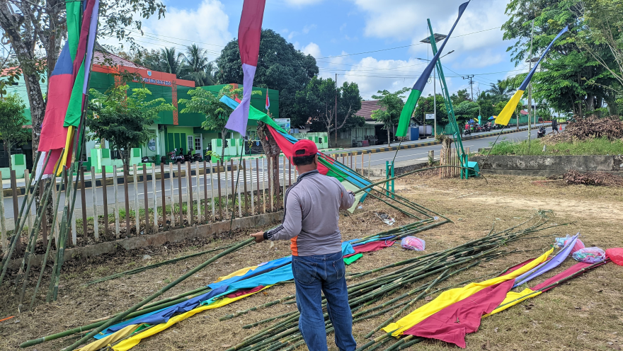 Pemasangan Umbul-Umbul Sambut HUT RI ke-80 di Desa Pasir Belengkong